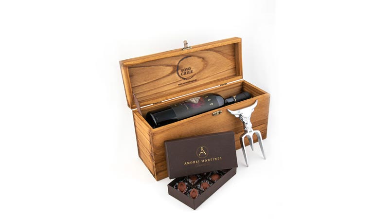 Importadora reúne pequenos produtores gaúchos e lança kit Semana Farroupilha, com vinho, chocolates e utensílio para churrasco. Natal