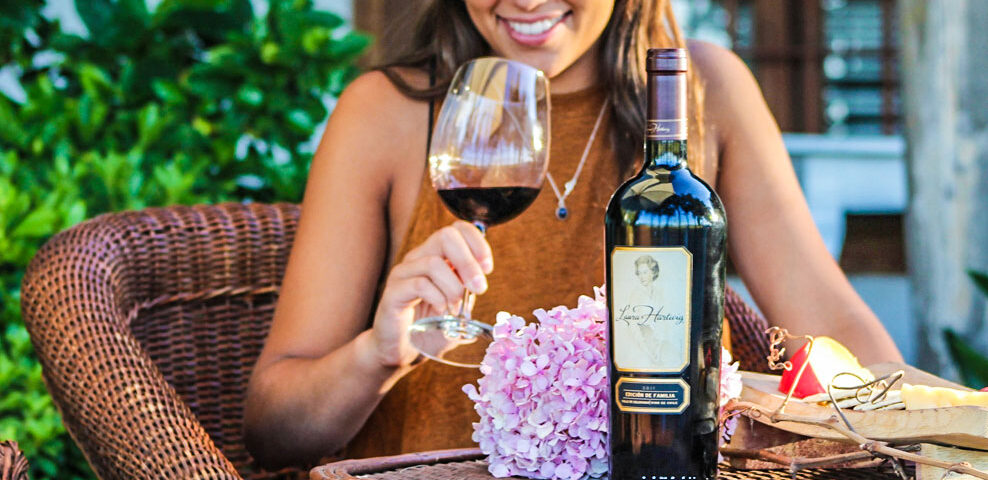 Mulher bebe o vinho Edición de Familia 2015 durante enoturismo na Viña Laura Hartwig